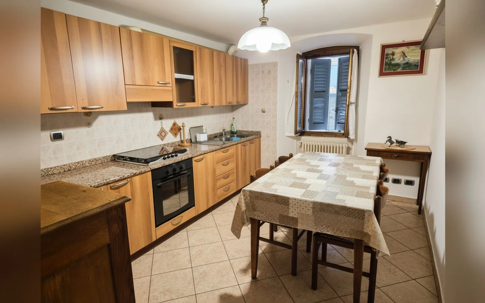 La cucina separata, con il piano cottura, il forno e il tavolo, foto 6