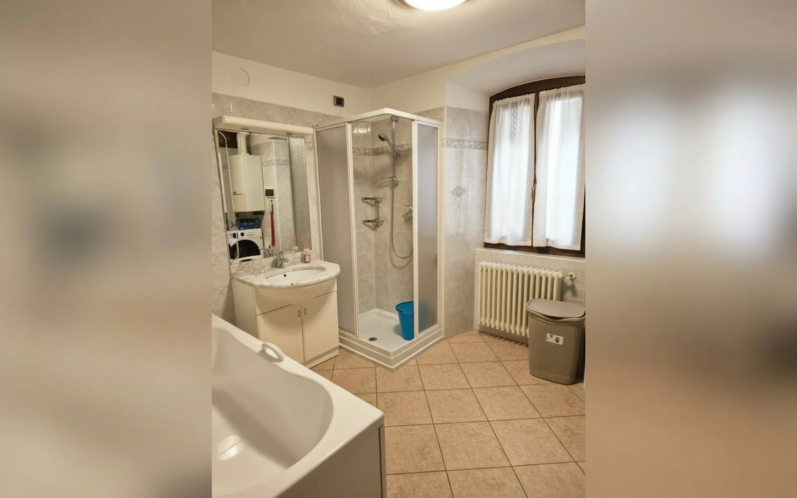 Il bagno con la doccia, la vasca e il lavabo, foto 7